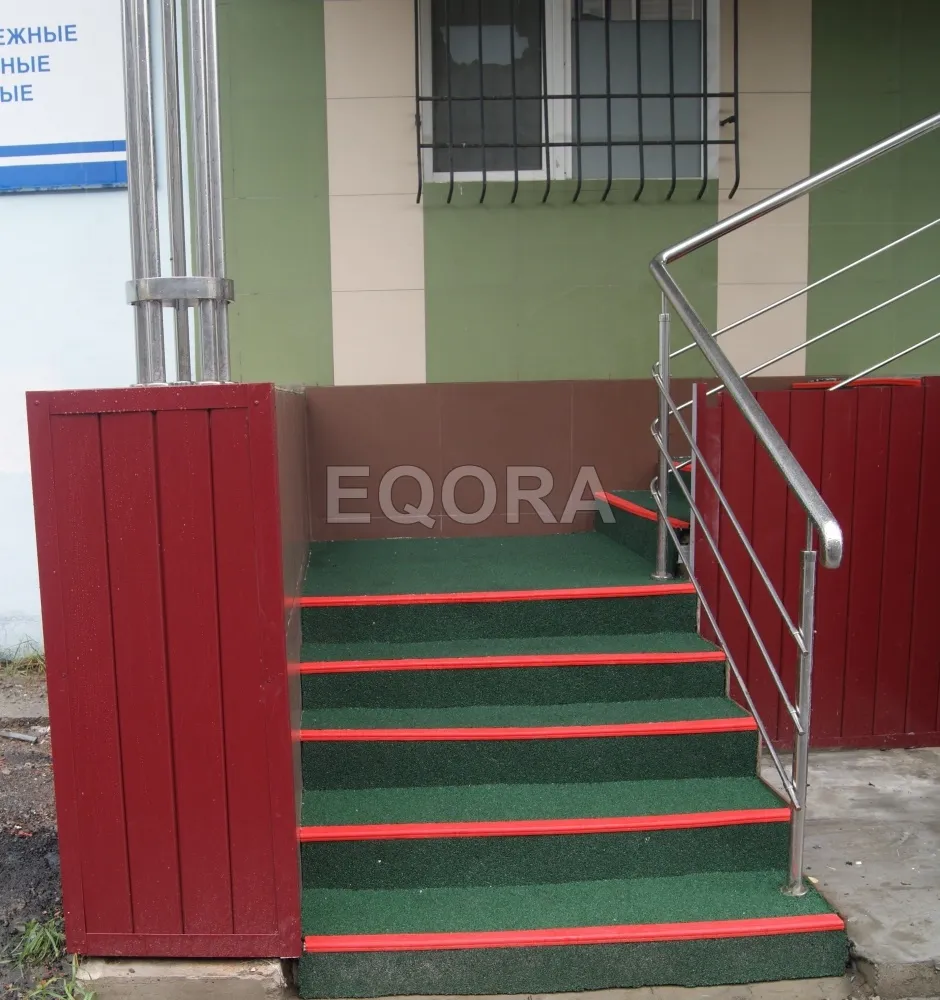 Противоскользящее покрытие на ступени крыльца из резиновой крошки в Реутове