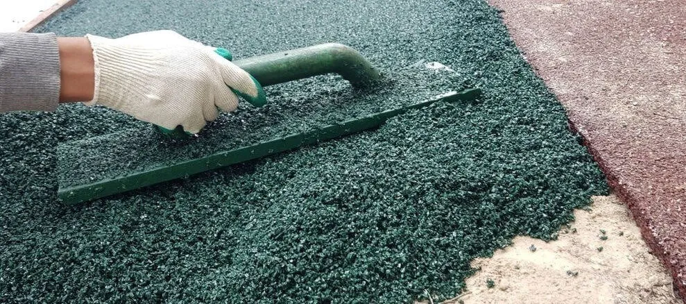 Можно ли укладывать резиновое покрытие на грунт в Реутове?