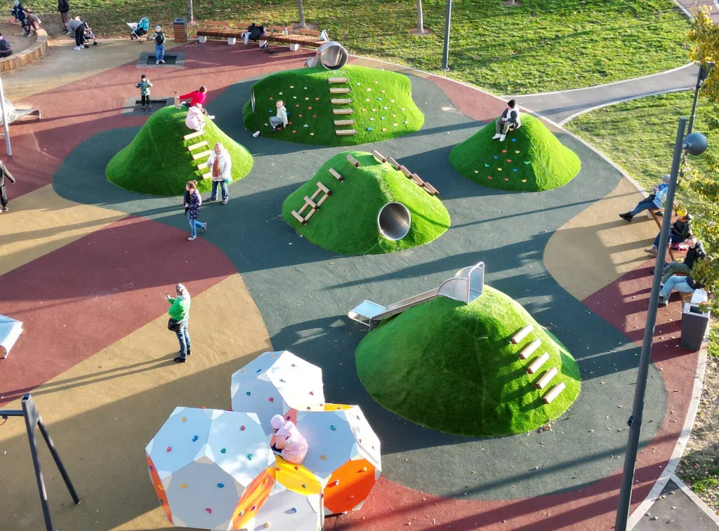 Сколько служит геопластика на детских площадках в Реутове?